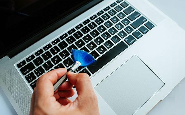 طريقة تنظيف لوحة المفاتيح من الغبار