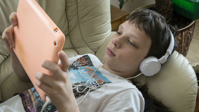 استخدام الهاتف أكثر من 3ساعات